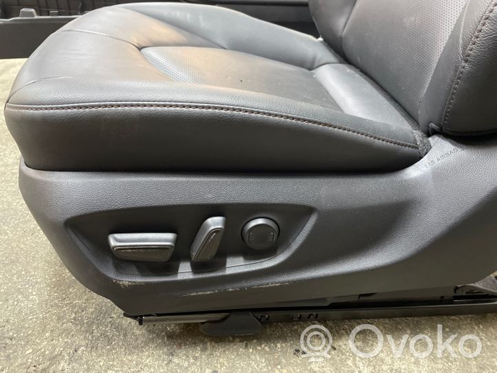 Toyota Camry VIII XV70  Istuimien ja ovien verhoilusarja 