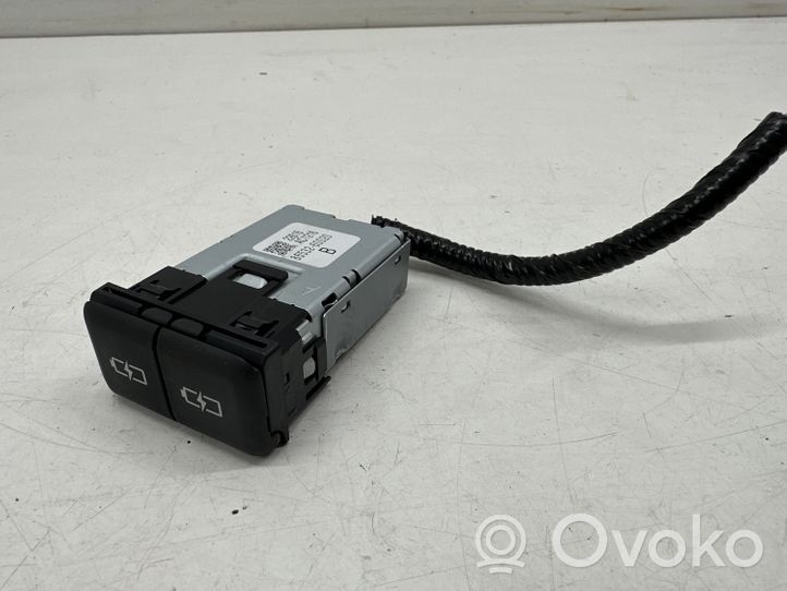 Toyota RAV 4 (XA50) USB socket connector 8553260020