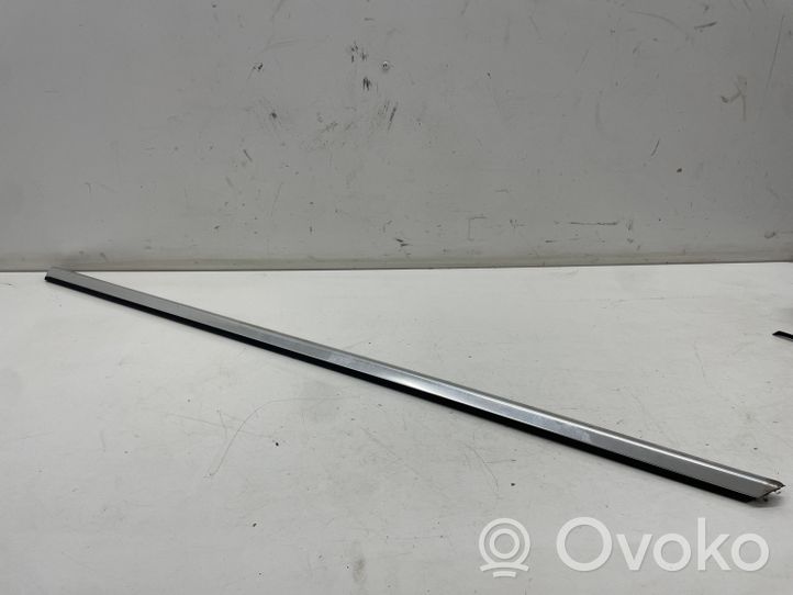 Mercedes-Benz E C207 W207 Moulure de vitre de la porte avant A2077250282