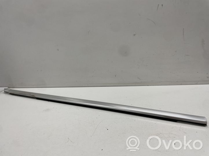 Mercedes-Benz C W205 Rivestimento modanatura del vetro della portiera anteriore A2057202024