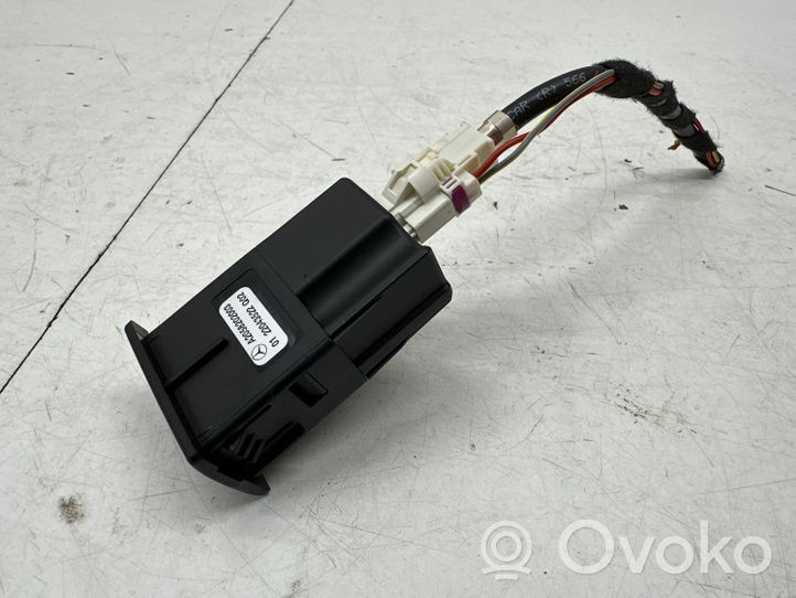 Mercedes-Benz C W205 Connecteur/prise USB A2058202003