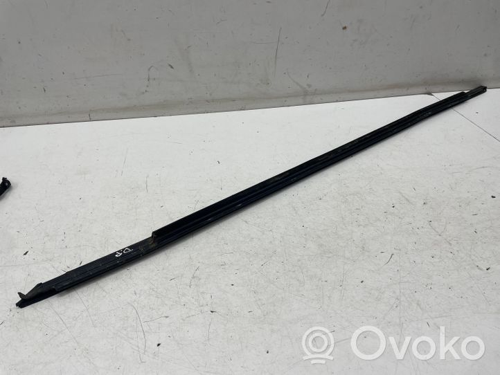 Seat Leon IV Rivestimento modanatura del vetro della portiera anteriore 5FA837477