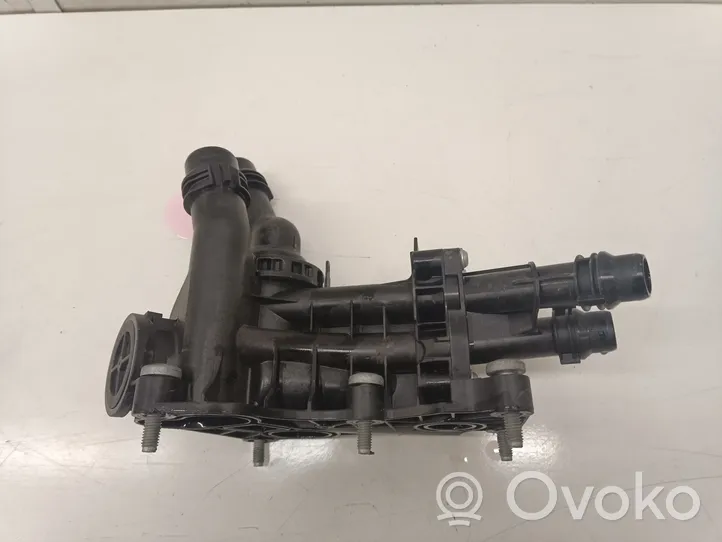 Audi A4 S4 B9 8W Termostaatin kotelo 05L121111P