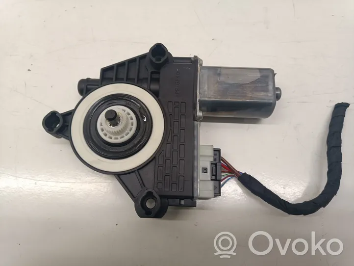 BMW 1 F40 Galinis varikliukas langų pakėlėjo 1060025