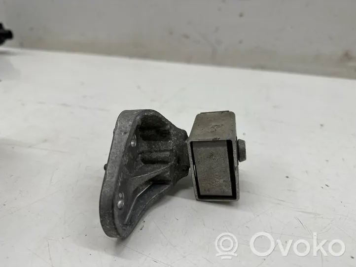 BMW 5 G30 G31 Staffa/supporto di montaggio della marmitta 8632096