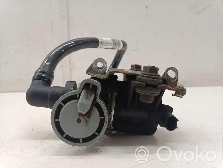 BMW 5 G30 G31 Valvola sfiato del serbatoio 7410953