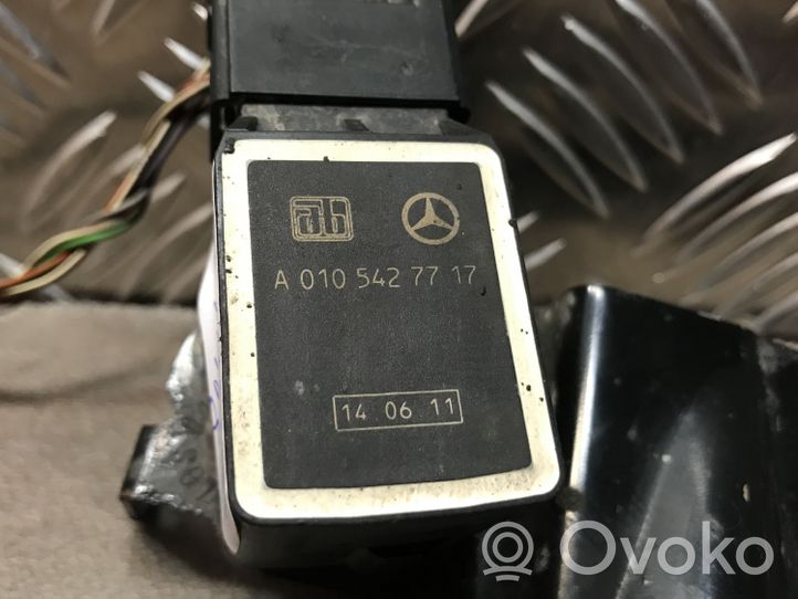 Mercedes-Benz E W211 Sensore di livello altezza posteriore sospensioni pneumatiche A0105427717