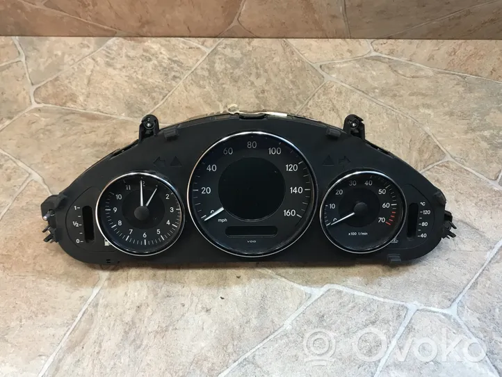 Mercedes-Benz CLS C219 Compteur de vitesse tableau de bord A2195404511