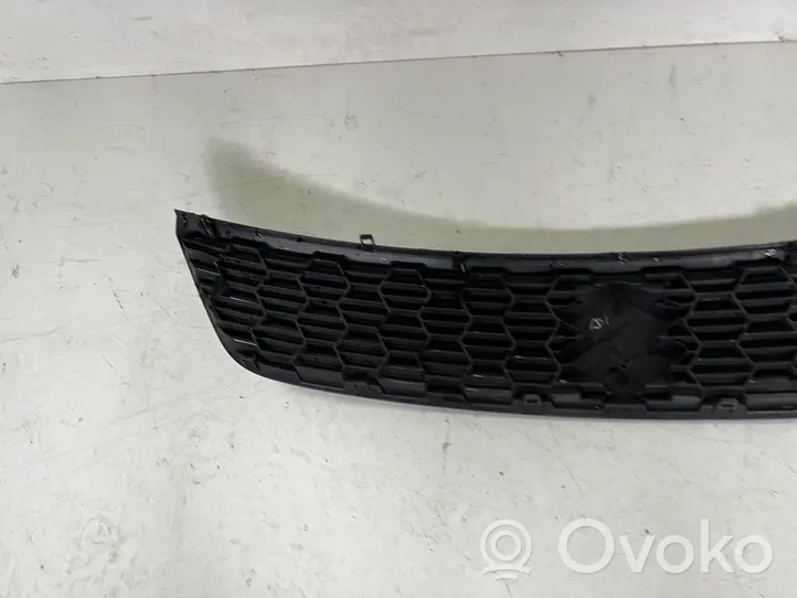 Suzuki Swift Maskownica / Grill / Atrapa górna chłodnicy 