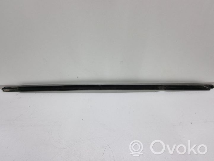 Volkswagen PASSAT B6 Guarnizione in gomma finestrino/vetro portiera posteriore 3C5839475