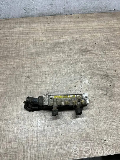 Mercedes-Benz S W220 Air suspension valve block A2203200258