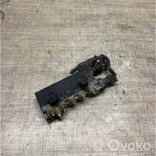 Mercedes-Benz S W220 Air suspension valve block A2203200258