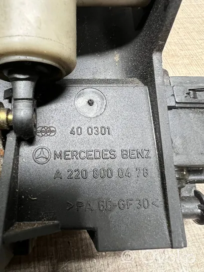 Mercedes-Benz S W220 Takaluukun/tavaratilan lukon vastakappale A2208000478