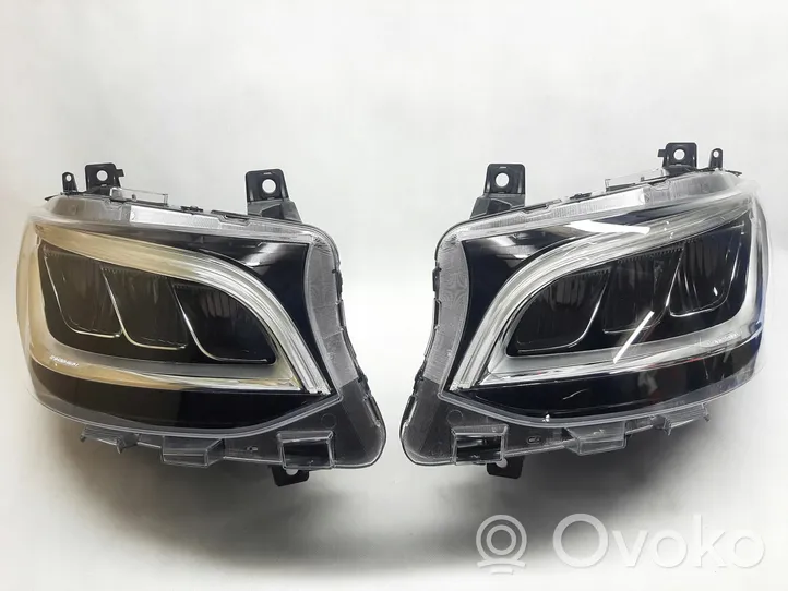 Mercedes-Benz Sprinter W907 W910 Lampa przednia A9109065100