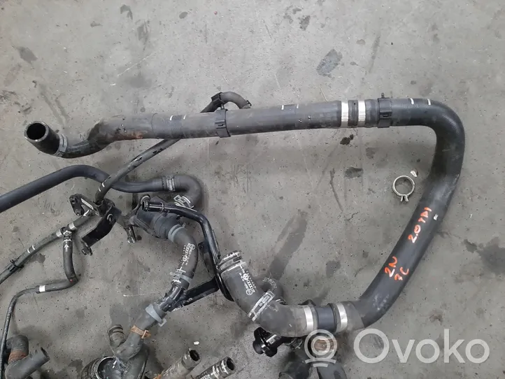 Volkswagen Crafter Tuyau de liquide de refroidissement moteur 4N0819334AA