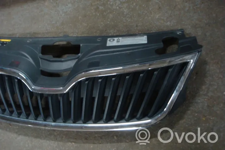 Skoda Rapid (NH) Grille calandre supérieure de pare-chocs avant 