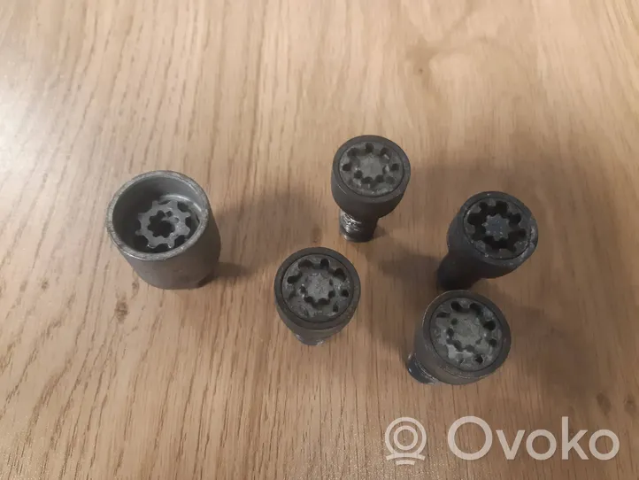 Volkswagen Polo V 6R Anti-theft wheel nuts and lock 