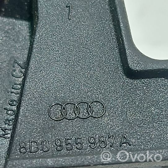 Audi A4 S4 B5 8D Dysza spryskiwacza szyby przedniej / czołowej 8D0955987A