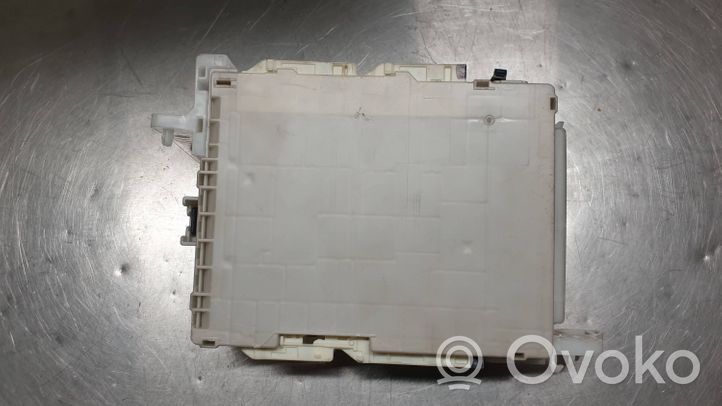 Toyota Yaris Module de fusibles 8273052K40