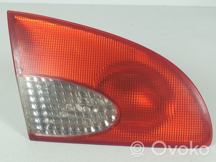 Toyota Avensis T220 Задний фонарь в кузове 23300102