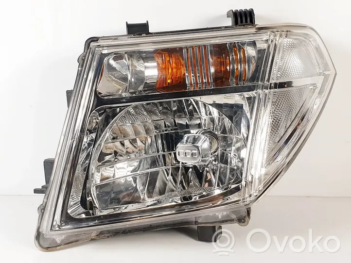 Nissan NP300 Lampa przednia 0821511B2L