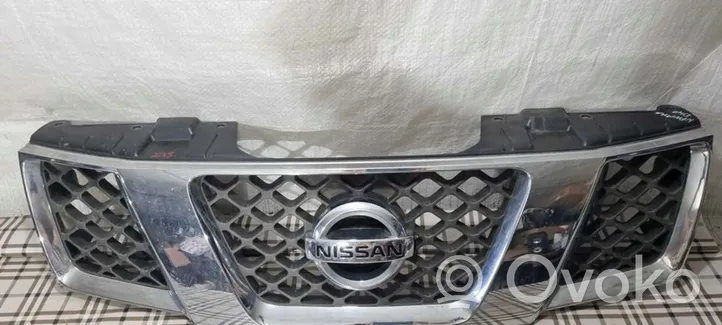 Nissan Navara D40 Etupuskurin ylempi jäähdytinsäleikkö 