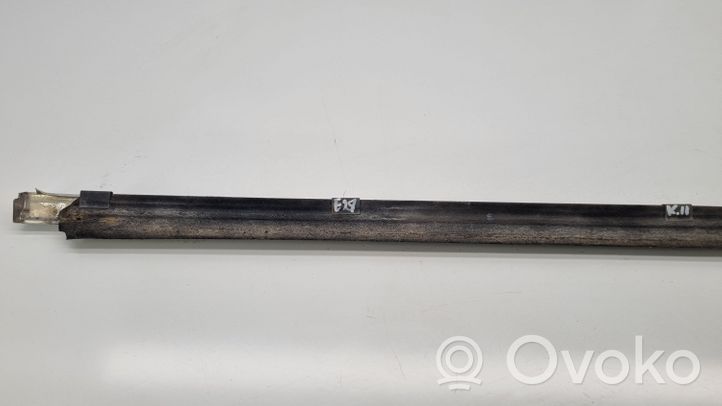 BMW 5 E28 Rivestimento modanatura del vetro della portiera posteriore 