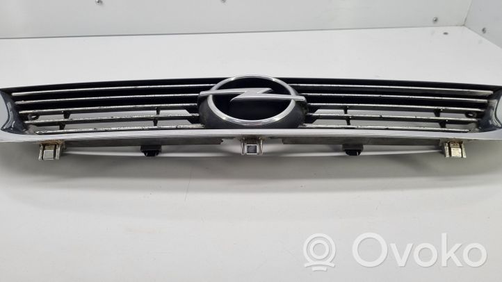 Opel Vectra B Grille calandre supérieure de pare-chocs avant 90505722