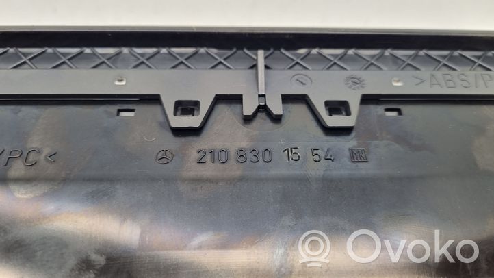 Mercedes-Benz E W210 Centrālais gaisa ventilācijas režģis 2108301554