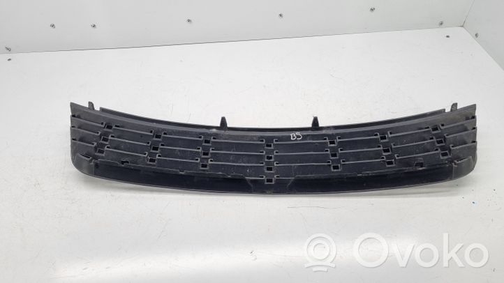 Volkswagen PASSAT B5 Front bumper upper radiator grill 