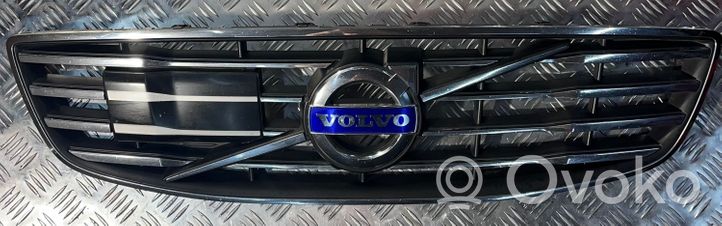 Volvo V70 Etupuskurin ylempi jäähdytinsäleikkö 31383600