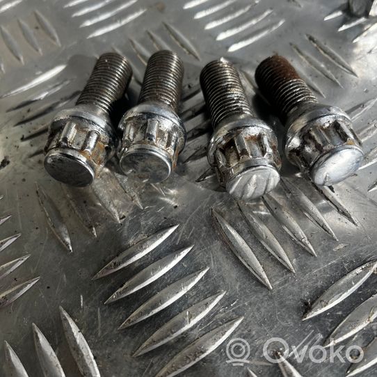 Volvo XC90 Vanteiden varkaudenestomutterit ja avainhylsy 