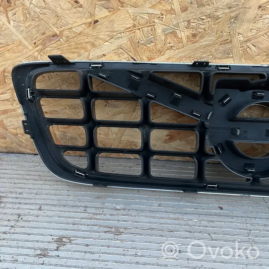 Volvo V70 Grille calandre supérieure de pare-chocs avant 31283895