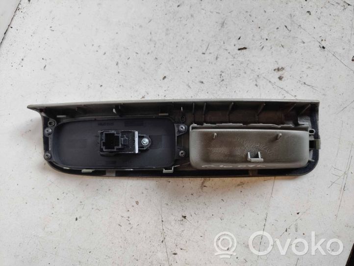 Volvo V50 Ramka przycisków otwierania szyby drzwi przednich 8679670
