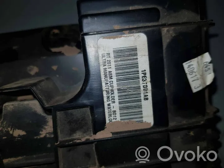 Dodge Grand Caravan Przedni uchwyt na kubek tunelu środkowego L0079636