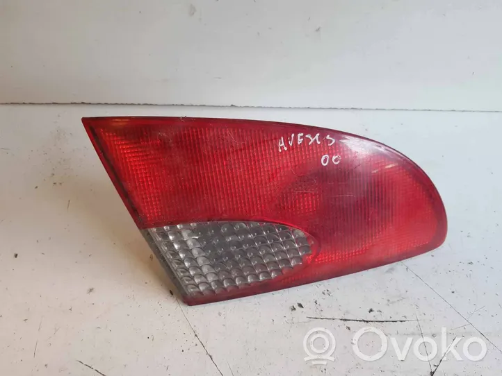 Toyota Avensis T220 Aizmugurējais lukturis pārsegā 23300102