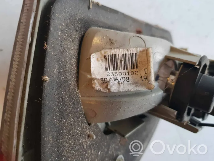 Toyota Avensis T220 Lampy tylnej klapy bagażnika 23300102