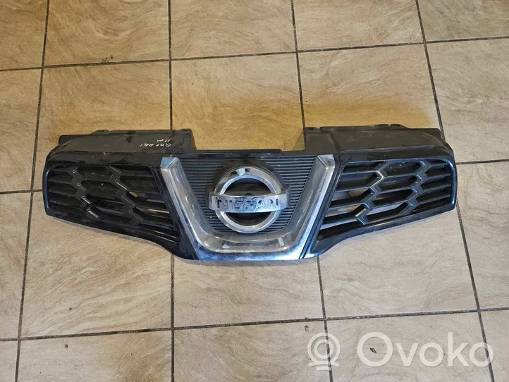 Nissan Qashqai Grille calandre supérieure de pare-chocs avant 62310BR00A