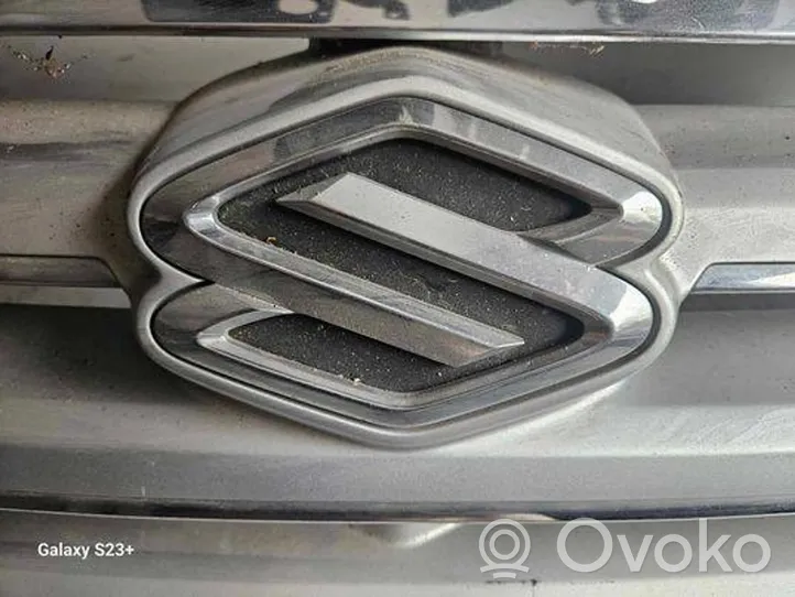 Suzuki Grand Vitara I Grille calandre supérieure de pare-chocs avant 7211152D00