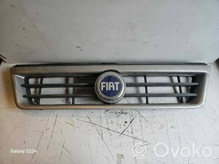 Fiat Ducato Etupuskurin ylempi jäähdytinsäleikkö LS132915801