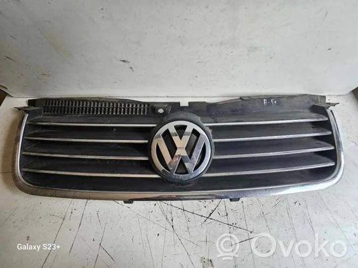 Volkswagen PASSAT B5.5 Griglia superiore del radiatore paraurti anteriore 3B0853651J