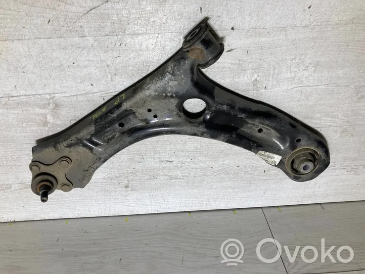 Volkswagen Beetle A5 Braccio di controllo sospensione anteriore inferiore/braccio oscillante 561407151C