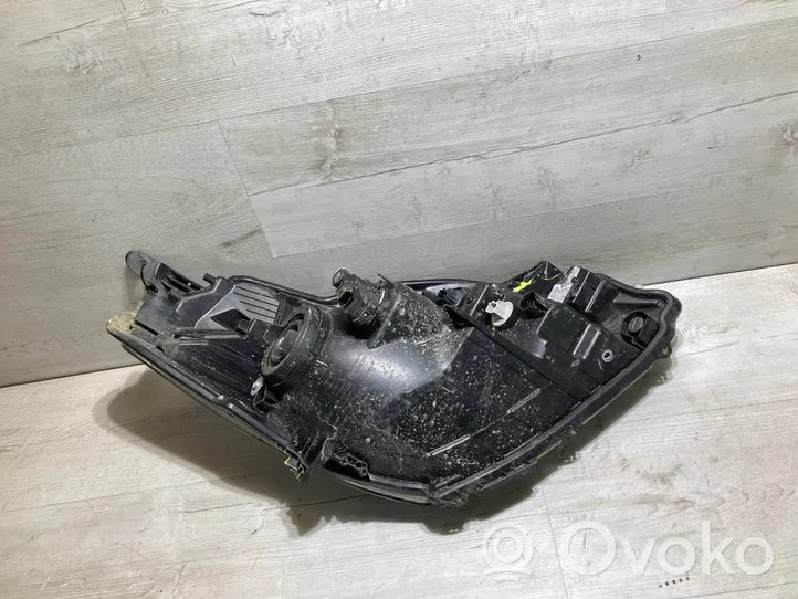 Toyota Yaris Lampa przednia 0D201HB2