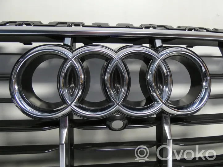 Audi Q7 4M Grotelės viršutinės 4M0853651AJ