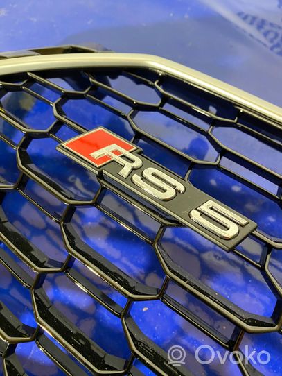 Audi RS5 Grotelės viršutinės 8W6853651