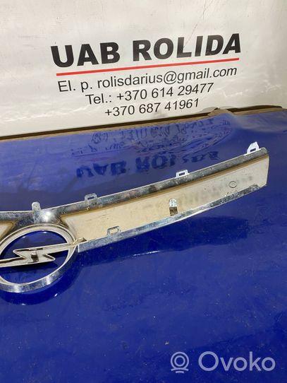 Opel Meriva B Grille calandre supérieure de pare-chocs avant 13267726