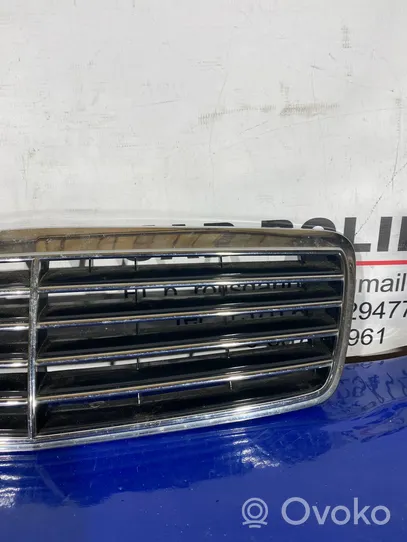 Mercedes-Benz CLK A208 C208 Grille calandre supérieure de pare-chocs avant A2088800085