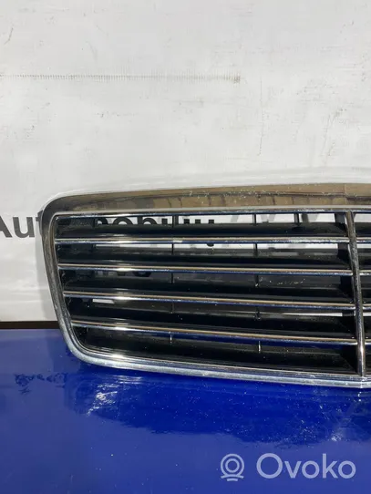 Mercedes-Benz CLK A208 C208 Grille calandre supérieure de pare-chocs avant A2088800085