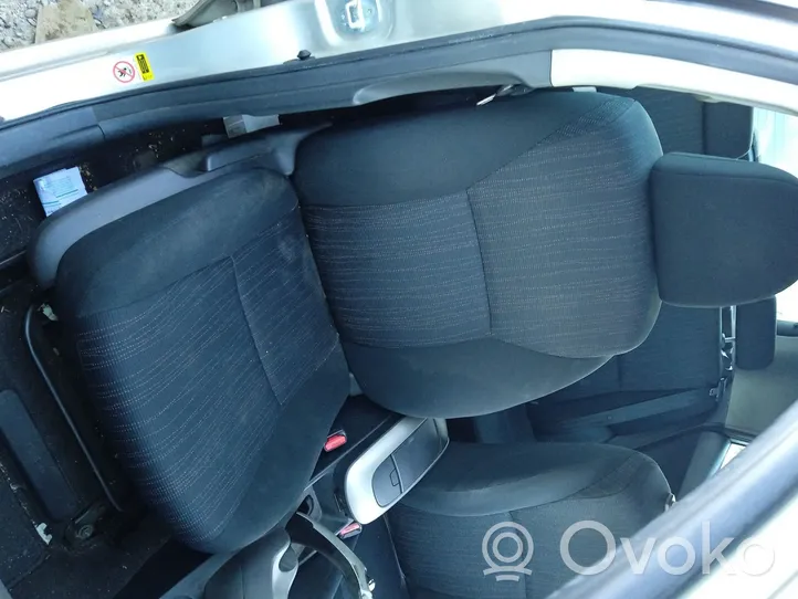 Toyota Auris 150 Fotel przedni pasażera 7201002290