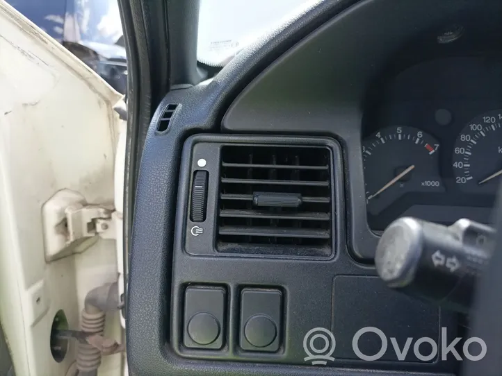 Ford Orion Dysze / Kratki środkowego nawiewu deski rozdzielczej 